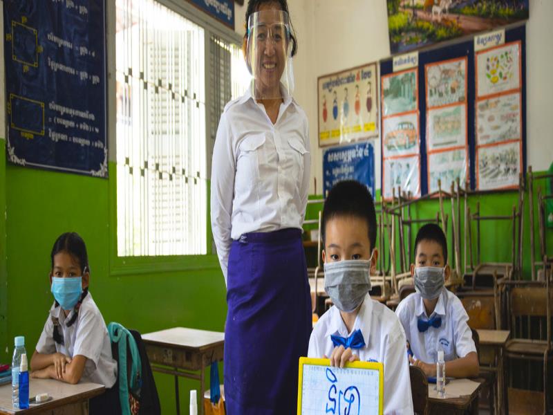 © UNICEF/Seng. Una maestra y sus alumnos practican medidas de seguridad COVID en una escuela de Camboya