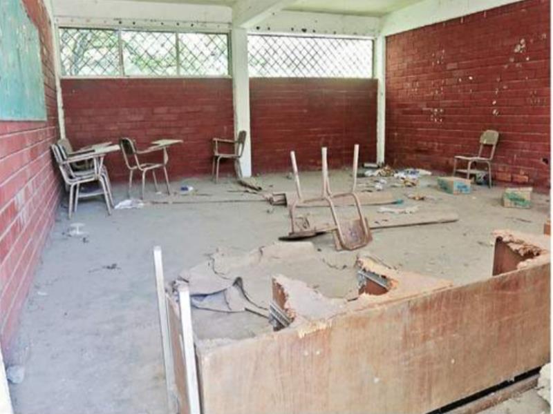 Hay escuelas que siguen sucias y con daños en el mobiliario Foto: EL NORTE