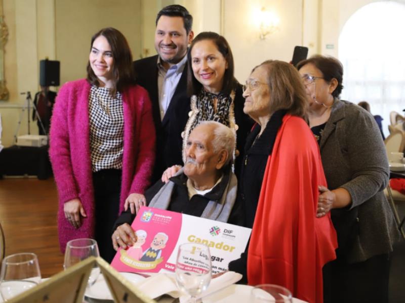 La Alcaldesa Cristina Díaz Salazar dijo que las parejas que celebraron, son ejemplo de que la familia es la fortaleza de la sociedad