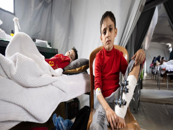 © OMS/Christopher Black. Niños reciben tratamiento en un hospital de campaña provisional en Mouraj, un barrio del sur de la Franja de Gaza.