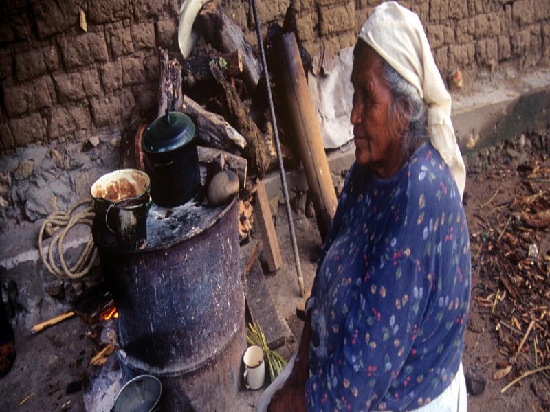 Fernando Rosales Valenzuela. Fototeca Nacho López del Instituto Nacional de los Pueblos Indígenas. Mujer en la cocina en la comunidad indígena El Kipur, en Pima, Sonora, México Fernando Rosales Valenzuela. Fototeca Nacho López del Instituto Nacional de los Pueblos Indígenas. Mujer en la cocina en la comunidad indígena El Kipur, en Pima, Sonora, México