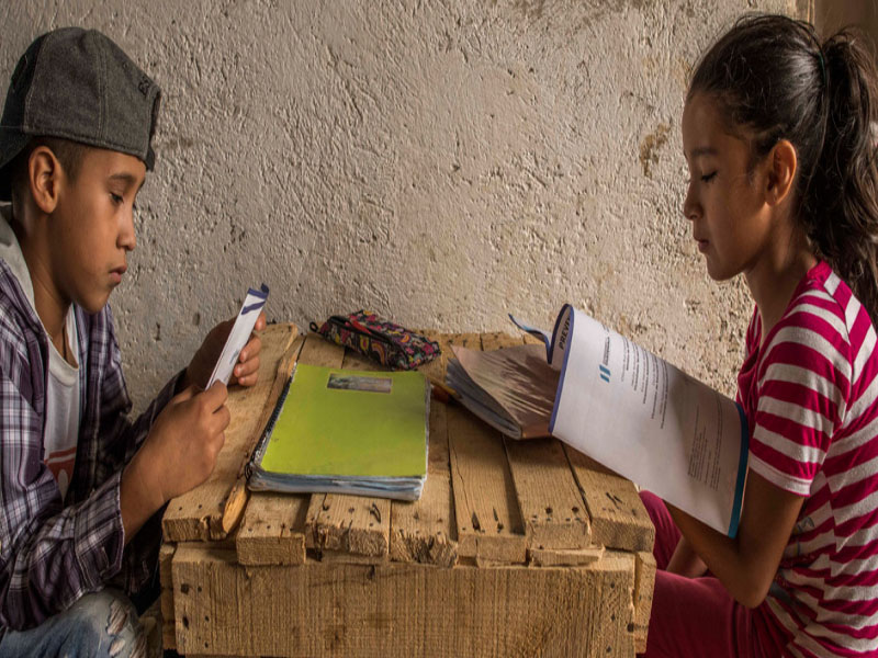 © UNICEF/Daniele Volpe Niños guatemaltecos estudian desde su casa siguiendo las guías del Ministerio de Educación durante la pandemia de COVID-19