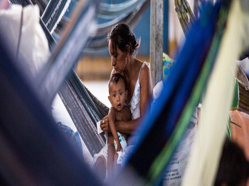 ACNUR/Vincent Tremeau Una madre cuida de su bebé dentro de un gimnasio que se ha convertido en un asentamiento de refugiados en Pintolandia, en el Estado brasileño de Roraima, fronterizo con Venezuela. ACNUR/Vincent Tremeau Una madre cuida de su bebé dentro de un gimnasio que se ha convertido en un asentamiento de refugiados en Pintolandia, en el Estado brasileño de Roraima, fronterizo con Venezuela.