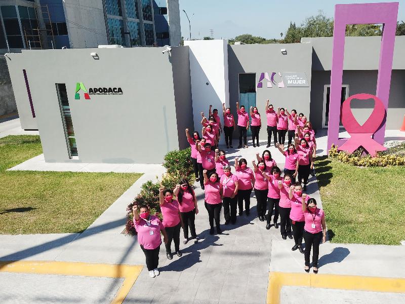 Un "Lazo Humano" de color rosa también se hizo posible para enmarcar la lucha incansable contra esta enfermedad que cobra miles de vidas. Un "Lazo Humano" de color rosa también se hizo posible para enmarcar la lucha incansable contra esta enfermedad que cobra miles de vidas.