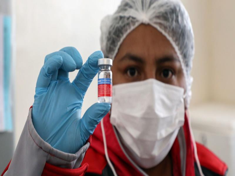 UNICEF/Carola Andrade Una enfermera en un centro sanitario de Boliva sostiene una dosis de la vacuna contra la gripe