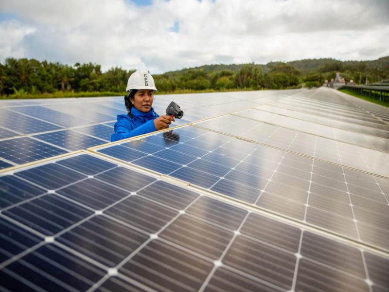 UNDP/Stephane Bellerose. Una mujer trabaja en una granja de energía solar en Mauricio