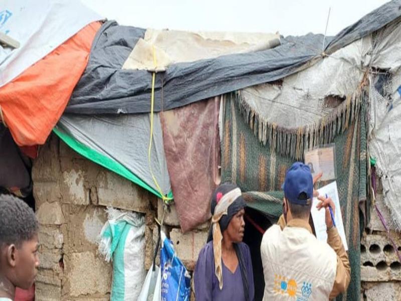 UNFPA Yemen. Una mujer desplazada por las inundaciones de agosto habla con el personal del UNFPA fuera de su refugio temporal en Marib, Yemen.