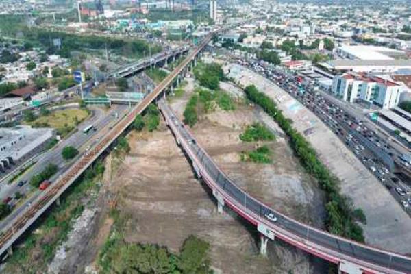  Imagen del bosque urbano ubicado en el paso multimodal en el centro de Monterrey, del cual autoridades estatales empezaron a eliminar sauces y álamos, especies nativas. Foto La Jornada