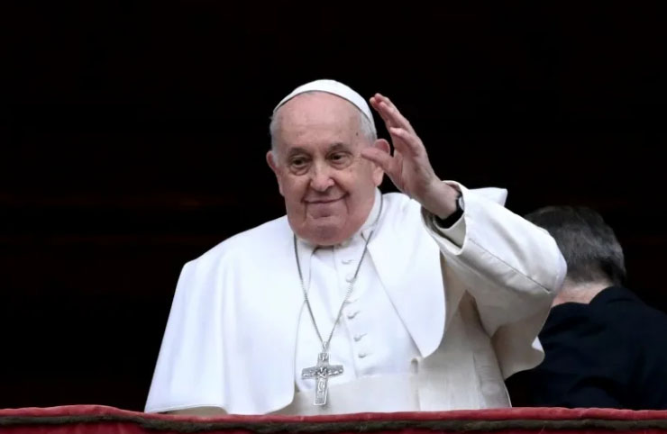 El papa Francisco saluda antes de su bendición 