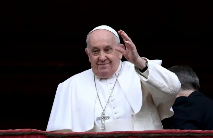 El papa Francisco saluda antes de su bendición "urbi et orbi" en la plaza de San Pedro del Vaticano, e 25 de diciembre de 2023 (Tiziana FABI) El papa Francisco saluda antes de su bendición "urbi et orbi" en la plaza de San Pedro del Vaticano, e 25 de diciembre de 2023 (Tiziana FABI)