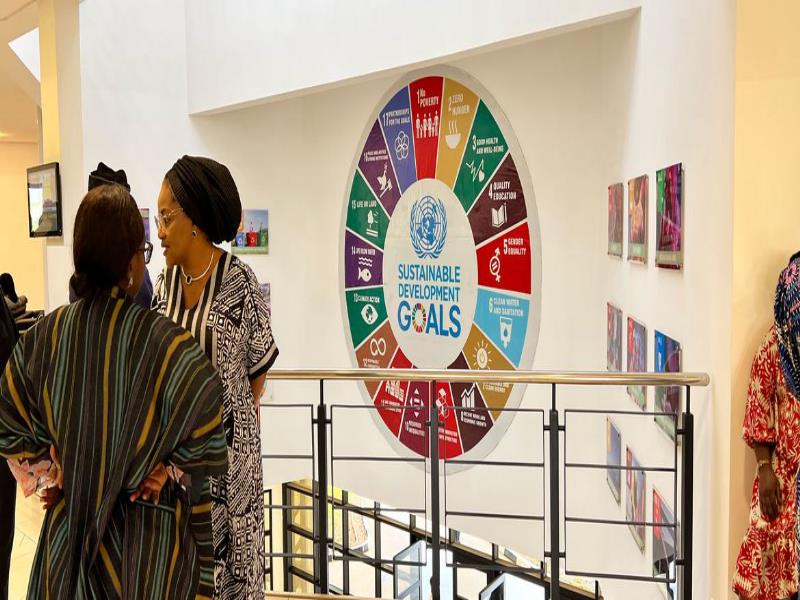 Noticias ONU/Daniel Dickinson. Una placa mural en las oficinas de la ONU en Abuja (Nigeria) muestra los Objetivos de Desarrollo Sostenible. Noticias ONU/Daniel Dickinson. Una placa mural en las oficinas de la ONU en Abuja (Nigeria) muestra los Objetivos de Desarrollo Sostenible.