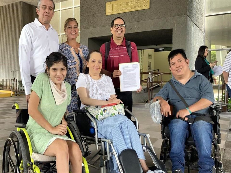 En busca de garantizar una protección social y prestaciones económicas para personas con discapacidad, el colectivo entregó una iniciativa de ley en la Oficialía de Partes del Congreso local. Foto: Imelda Robles En busca de garantizar una protección social y prestaciones económicas para personas con discapacidad, el colectivo entregó una iniciativa de ley en la Oficialía de Partes del Congreso local. Foto: Imelda Robles