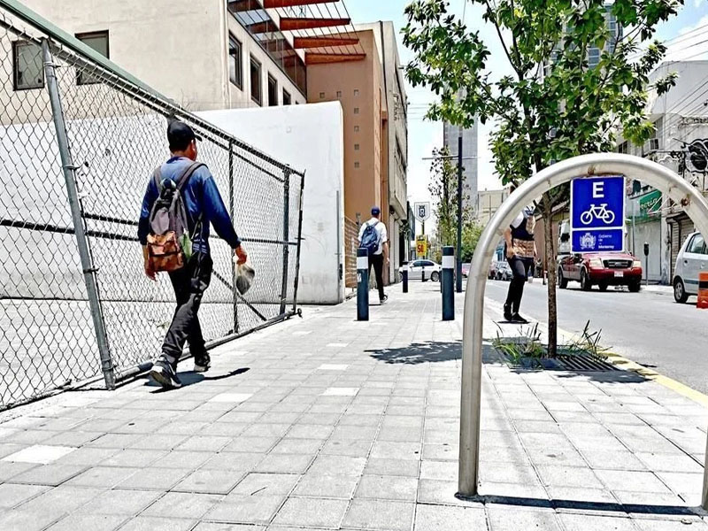 Los corredores verdes realizados por la actual administración regia no contemplaron guías táctiles a lo largo de la banqueta. Crédito: Paulina Sánchez Los corredores verdes realizados por la actual administración regia no contemplaron guías táctiles a lo largo de la banqueta. Crédito: Paulina Sánchez