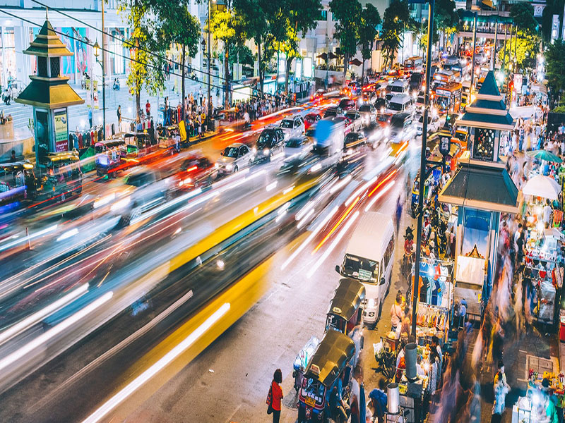 Unsplash/Dan Freeman Imagen nocturna en cámara rápida de una calle muy transitada en Bangkok, Tailandia Unsplash/Dan Freeman Imagen nocturna en cámara rápida de una calle muy transitada en Bangkok, Tailandia
