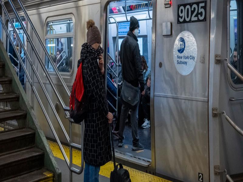 ONU/Loey Felipe En el metro de la ciudad de Nueva York, la gente lleva máscaras como medida preventiva contra el coronavirus