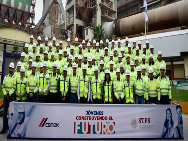 El Presidente de México, Andrés Manuel López Obrador, al visitar la planta de cemento Monterrey, conoció a los miembros del programa Jóvenes Construyendo el Futuro que actualmente colaboran en CEMEX El Presidente de México, Andrés Manuel López Obrador, al visitar la planta de cemento Monterrey, conoció a los miembros del programa Jóvenes Construyendo el Futuro que actualmente colaboran en CEMEX