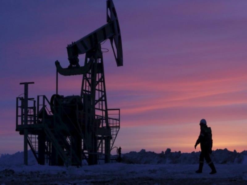 FOTO DE ARCHIVO: Un trabajador en un campo petrolero propiedad de Bashneft en Baskortostán
