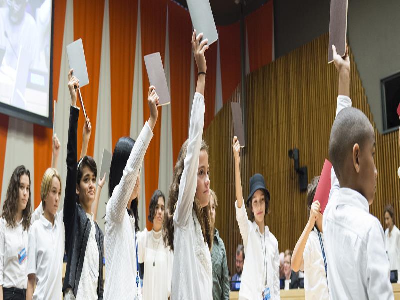 Estos niños y niñas, que asistieron al acto "Financiación para el futuro: educación 2030", defienden su derecho a la educación. Foto ONU/Rick Bajornas Estos niños y niñas, que asistieron al acto "Financiación para el futuro: educación 2030", defienden su derecho a la educación. Foto ONU/Rick Bajornas