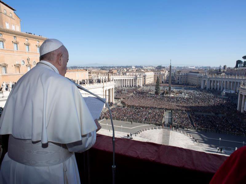 El Papa Francisco entrega el mensaje "Urbi et Orbi" desde el balcón principal de la Basílica de San Pedro en el Vaticano El Papa Francisco entrega el mensaje "Urbi et Orbi" desde el balcón principal de la Basílica de San Pedro en el Vaticano