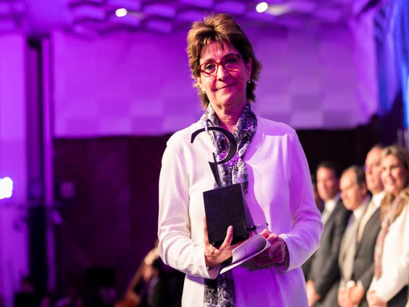 La profesora Dora Elvira García se convirtió en la primera mujer en obtener el Premio Rómulo Garza Insignia